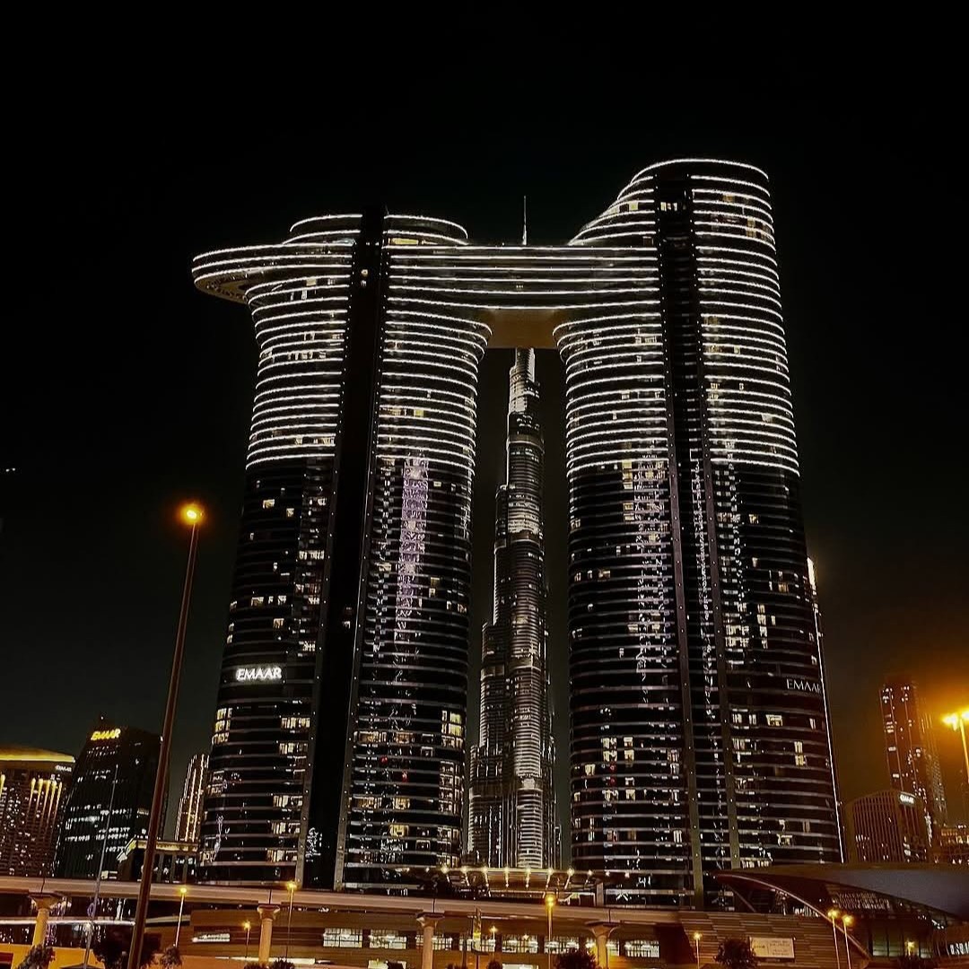 Skyline de Dubai de nuit — tours illuminées